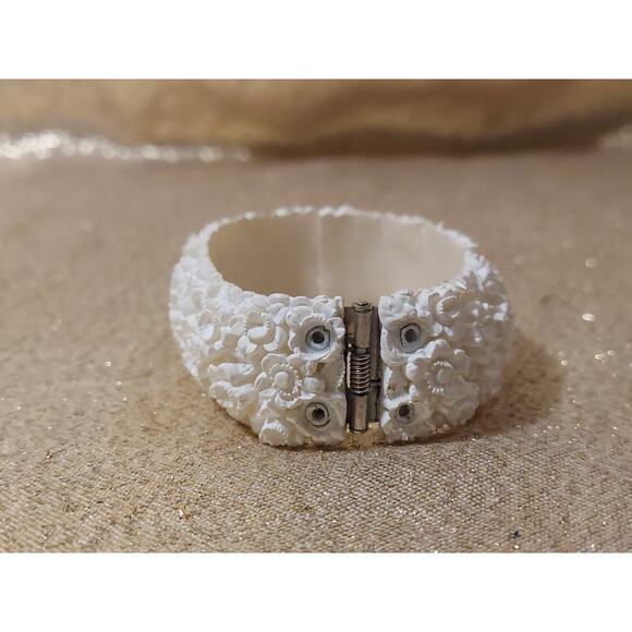 Vintage Faux Ivory Floral Celluloid Hinged Cuff Bracelet & Clip On Earrings - Picture 10 of 16